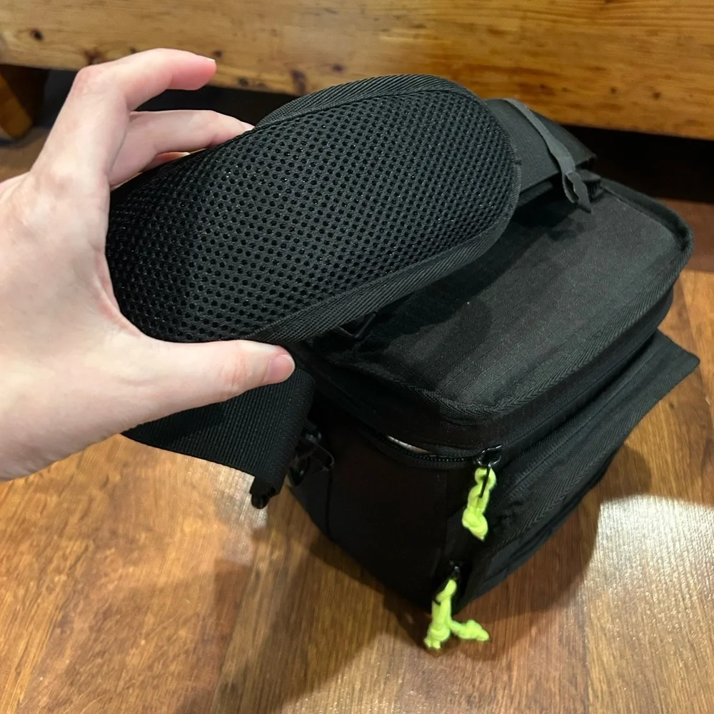 NWT Nike Cube Square Insulated Lunch Bag Black Yellow Shoulder Strap - Picture 3 of 8